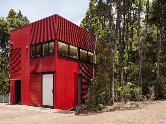 La maison, une maison pour un artiste et le percussionniste, mesure seulement 90 m carré et a été créée avec un budget droit