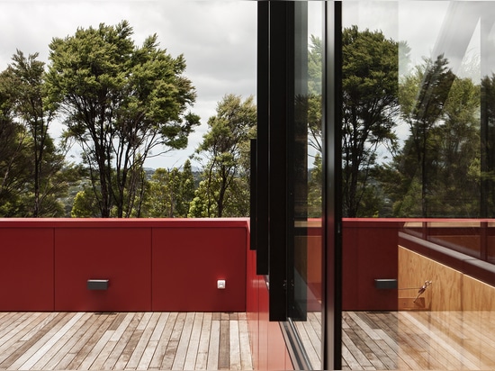 … tandis qu'une terrasse ornée au dessus permet des vues de la verdure