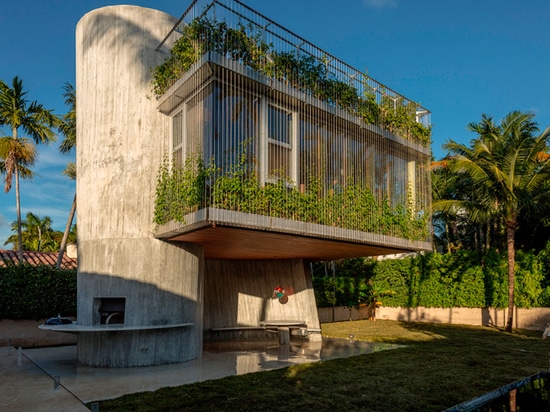 Aplty a appelé la Chambre de chemin de Sun, la structure est une prolongation à trois niveaux inspirée à un pavillon rénové des années 30 dans Miami Beach