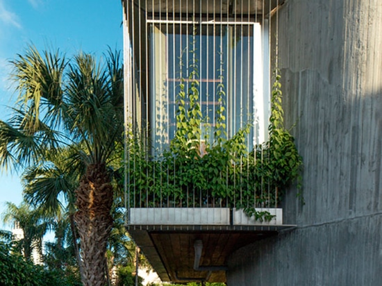 L'architecte a voulu créer une maison qui est ouverte et s'est relié à ses environnements et aux éléments normaux