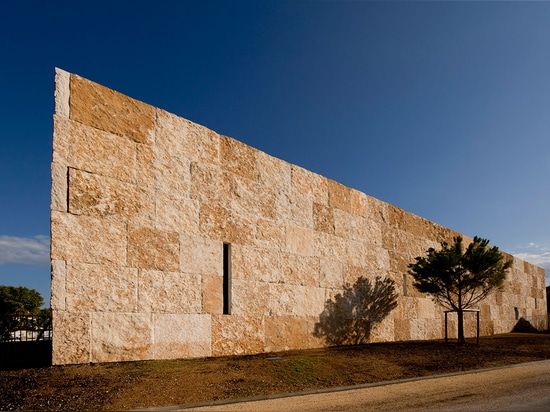 L'architecte a créé le bâtiment en pierre à chaux, un matériel qui, il explique, est « historique et fortement contemporain en même temps ». Photographie : Lisa Ricciotti