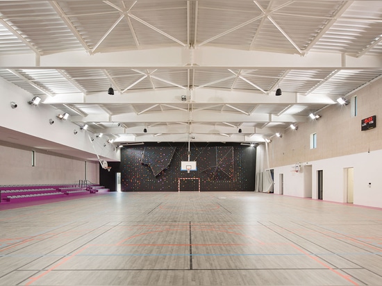 Les équipements ont été conçus pour approvisionner aux besoins du lycée local, des clubs de sports de la ville et de l'équipe du handball des femmes. Photographie : Mathieu Ducros