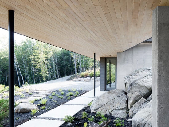 le carle d'Alain base la maison soutenable donnant sur le paysage canadien