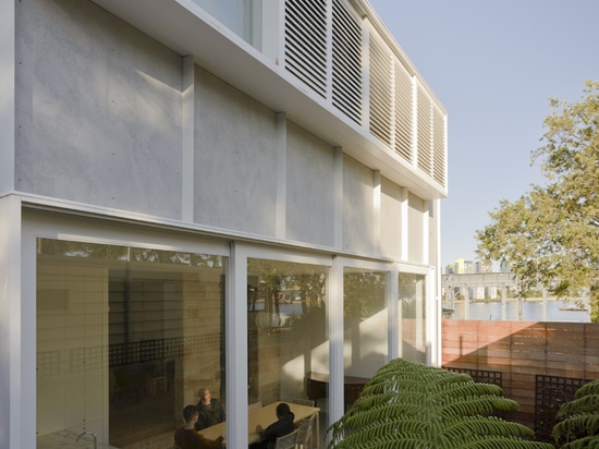 l'arrière-cour est liée à grâce d'intérieurs aux portes coulissantes de plancher-à-plafond