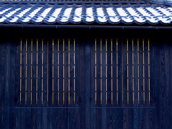 le façade a été plaqué avec le bois de construction noirci