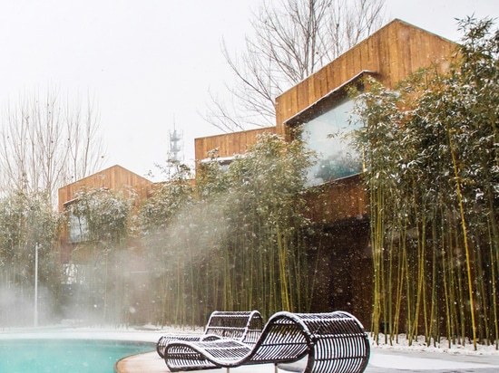 L'atelier d'altitude construit de nouvelles carlingues en bois autour de la source thermale à l'hôtel de Pékin pourquoi