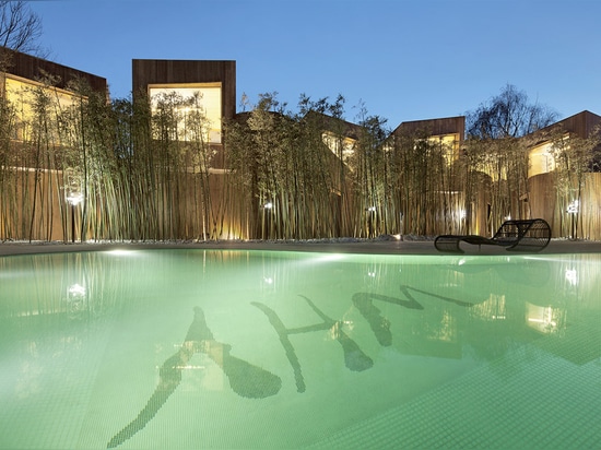 L'atelier d'altitude construit de nouvelles carlingues en bois autour de la source thermale à l'hôtel de Pékin pourquoi