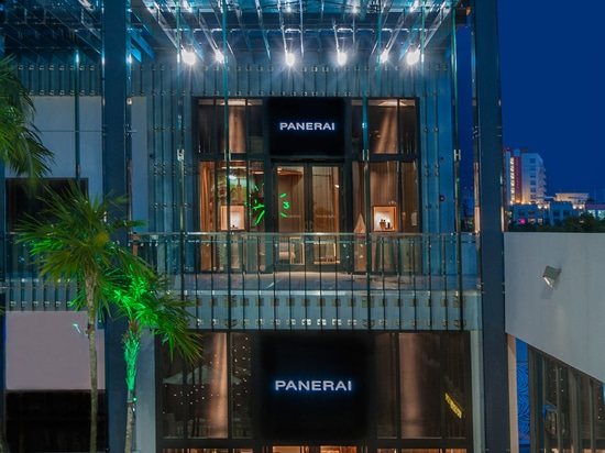 La conception de magasin de Miami de Patricia Urquiola pour des références de Panerai observent des mécanismes