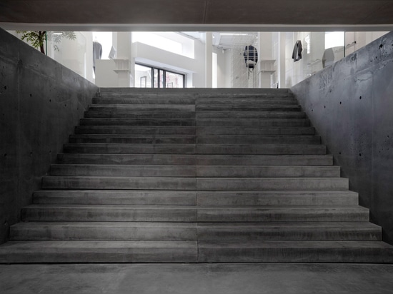 Le studio Jos Van Dijk crée l'intérieur concret minimal pour le magasin d'ETQ Amsterdam