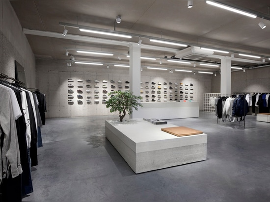 Le studio Jos Van Dijk crée l'intérieur concret minimal pour le magasin d'ETQ Amsterdam