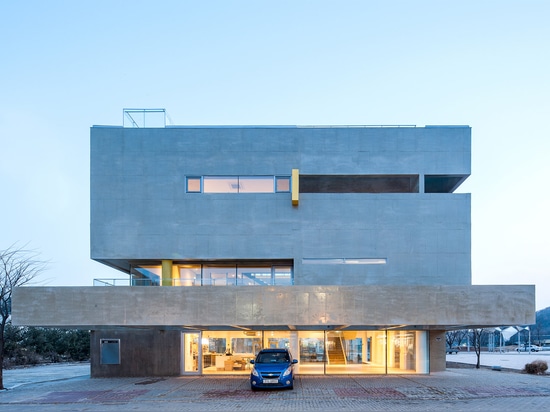 Maxcube par Studio Koossino loge les zones de travail créatrices dans les murs en béton