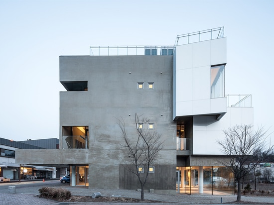 Maxcube par Studio Koossino loge les zones de travail créatrices dans les murs en béton