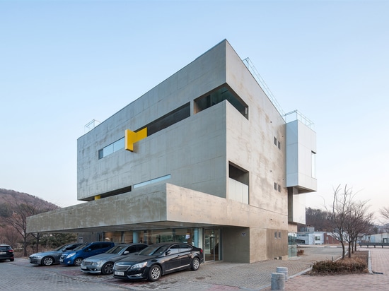 Maxcube par Studio Koossino loge les zones de travail créatrices dans les murs en béton