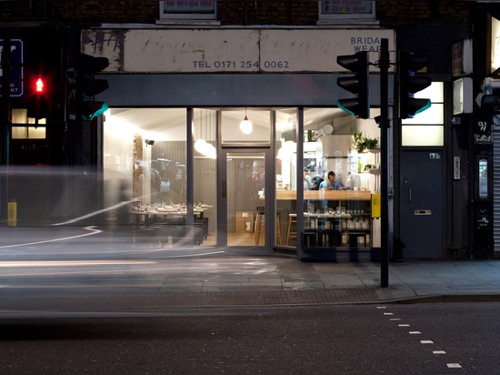 Giles Reid emploie les tonalités en pastel et le bois de sycomore pour le restaurant japonais à Londres est