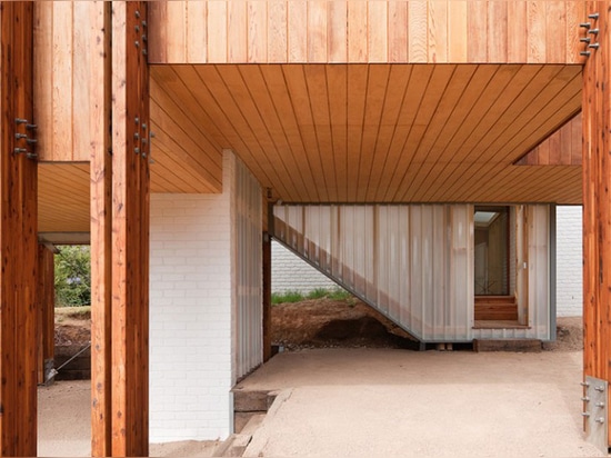 la porte de polycarbonate de clare-cousins-mornington-house-australia-designboom-02a relie la maison existante à la nouvelle structure