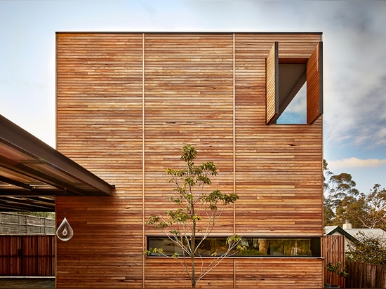 la maison est horizontalement plaquée avec du bois de cendre de silvertop