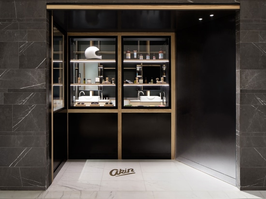 Minimalisme et tradition nets au coiffeur et au magasin APPARENTÉS à Dubaï