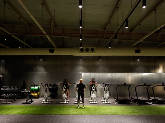 Le studio de la conception Lab100 ajoute les murs en verre et le niveau incurvés de mezzanine à la gymnastique de boxe du Kowéit