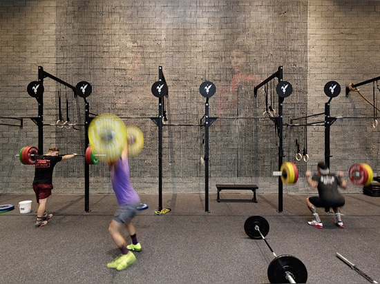 Le studio de la conception Lab100 ajoute les murs en verre et le niveau incurvés de mezzanine à la gymnastique de boxe du Kowéit