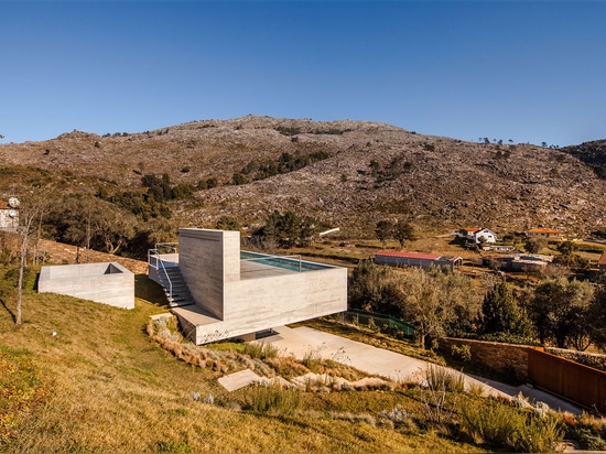 La maison en béton avec la piscine de dessus de toit offre des vues au-dessus des montagnes de d'Arga de Serra du Portugal