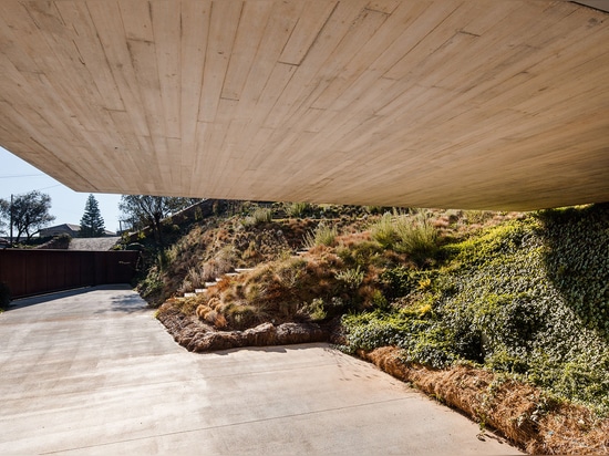 La maison en béton avec la piscine de dessus de toit offre des vues au-dessus des montagnes de d'Arga de Serra du Portugal