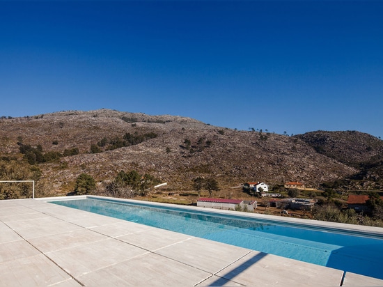 La maison en béton avec la piscine de dessus de toit offre des vues au-dessus des montagnes de d'Arga de Serra du Portugal