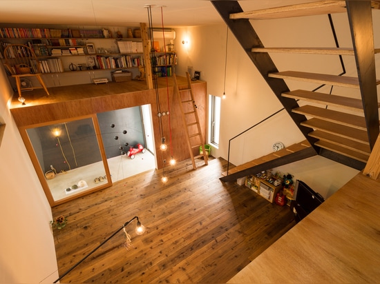 La maison en bois compacte par des architectes de Takeru Shoji se tient à côté des arbres de 200 ans