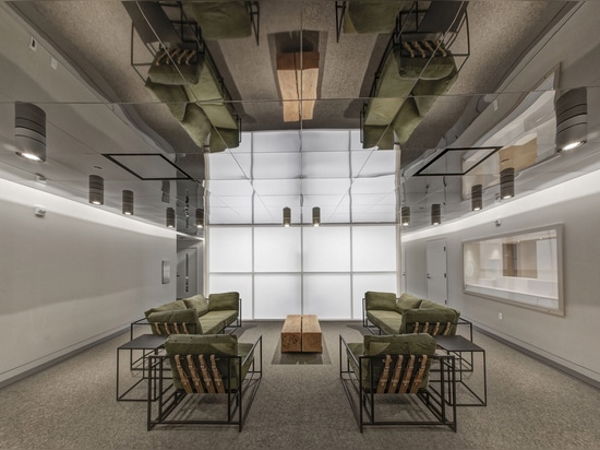 La nouvelle bibliothèque au Musée d'Art de Dallas comporte un plafond reflété et une salle d'étude translucide