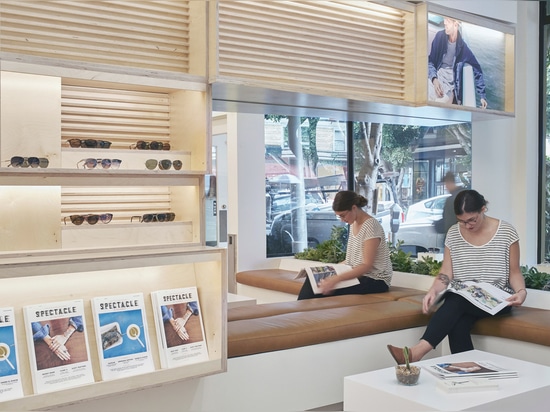 À l'ouest du contre-plaqué occidental de paires avec les surfaces blanches pour le magasin eyewear de San Francisco