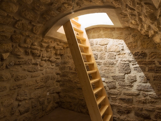 L'appartement de studio à Paris par Anne Rolland Architecte a une boue convertie cachée