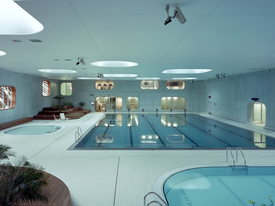 Le studio de Mikou accomplit la piscine de Paris conçue utilisant la philosophie de Feng Shui