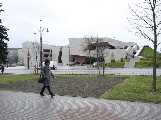 Le nouveau centre culturel loge deux du dernier cri, les salles sculpturales qui peuvent asseoir 882 et 300 personnes, respectivement. Photographie : Roland Halbe a lu plus chez http://www.wallpape...