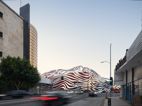 Les architectes ont tiré l'inspiration de la forme d'une voiture pour créer le nouveau bâtiment rationalisé et la peau miroitante a lu plus chez http://www.wallpaper.com/architecture/kpf-transform-...