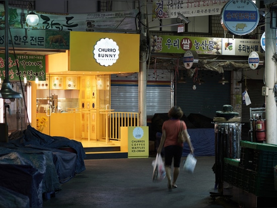 Le lapin de Churro ajoute un bruit lumineux de jaune à cette rue en Corée du Sud