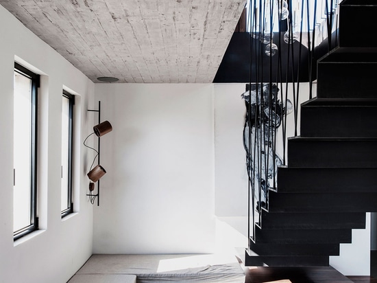 Un appartement duplex d'appartement terrasse à Tel Aviv par Toledano + architectes