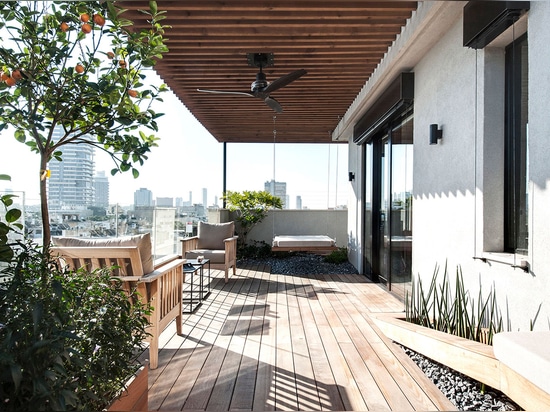 Un appartement duplex d'appartement terrasse à Tel Aviv par Toledano + architectes