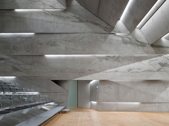 Salle de concert incliné et submergé par Peter Haimerl Architektur