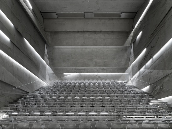 Salle de concert incliné et submergé par Peter Haimerl Architektur