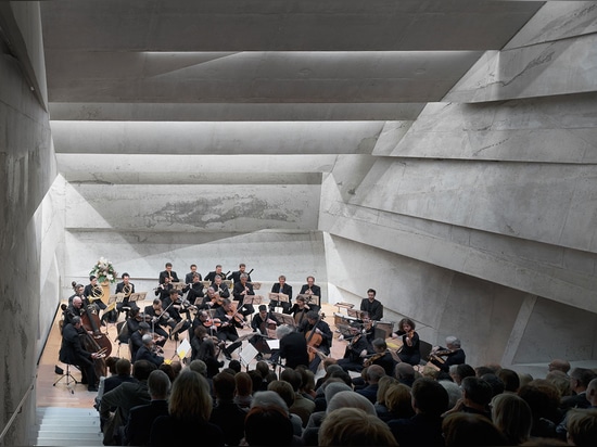 Salle de concert incliné et submergé par Peter Haimerl Architektur