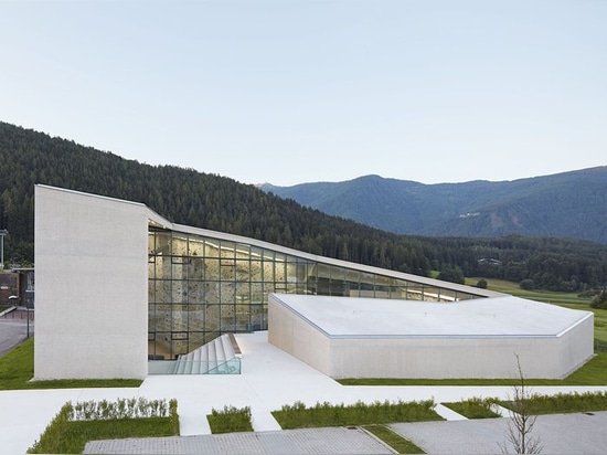 École Bouldering et centre s'élevant