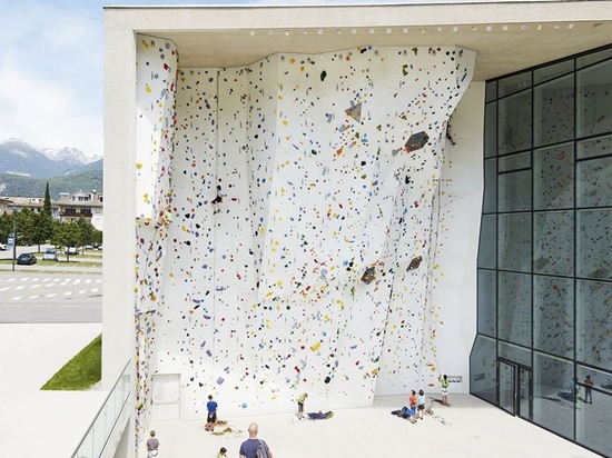 École Bouldering et centre s'élevant