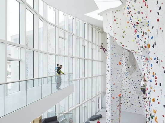 École Bouldering et centre s'élevant