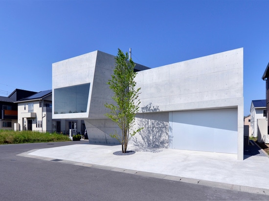 le bâtiment est situé sur un bloc résidentiel à côté des vastes zones de parkland