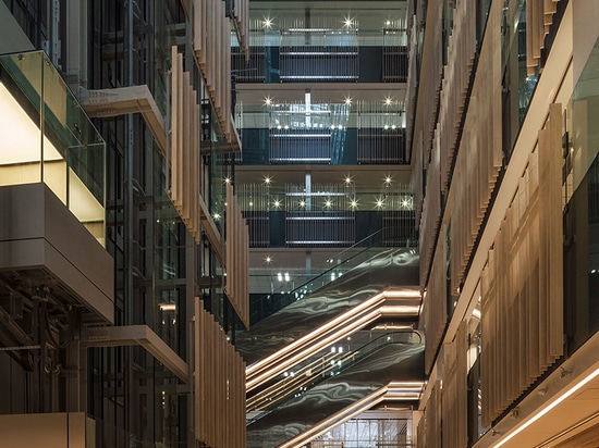 Regarder vers le haut du premier étage les bureaux de salle dans l'ecovoid