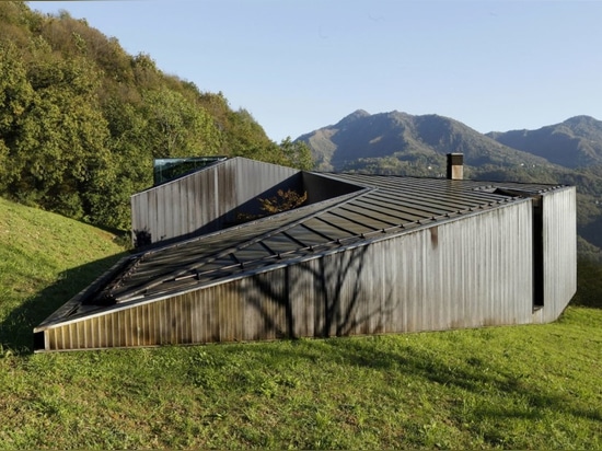 La villa alpestre extraordinaire en Italie est heated et refroidie par la terre