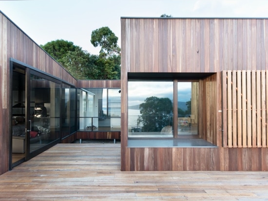 La maison du front de mer australienne de saule revendique les panneaux solaires et la collection d'eau de pluie