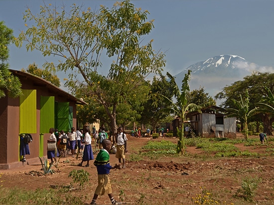 enfants ? bibliothèque de s avec l'ion de kilimanjaro de bâti le fond