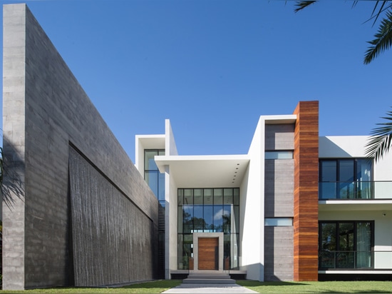 Cette nouvelle maison à Miami saisit des vues de l'eau et de ville