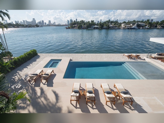 Cette nouvelle maison à Miami saisit des vues de l'eau et de ville