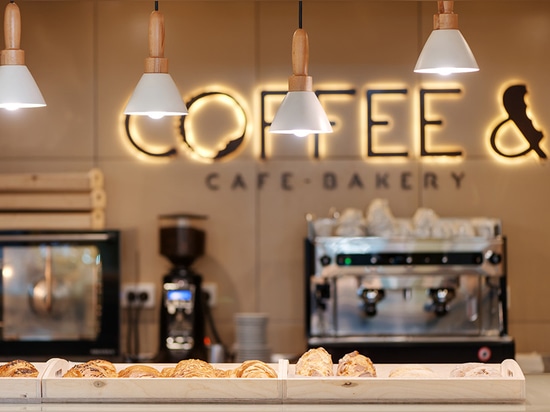 Les lumières en ce café sont formées comme des croissants